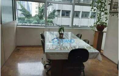 Imagem: O depósito possui 3 Vagas na garagem e 167m² de Área e está