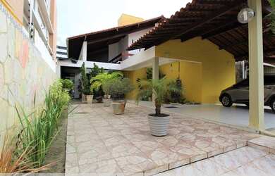 Imagem: A casa possui 3 Dormitórios, 5 Banheiros, 4 Vagas na garagem