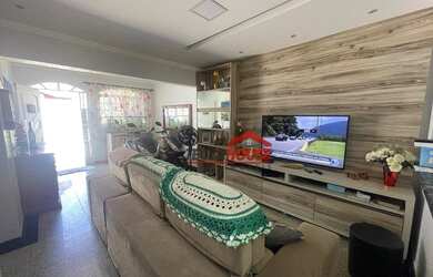 Imagem: A casa possui 3 Dormitórios, 2 Banheiros, 4 Vagas na garagem