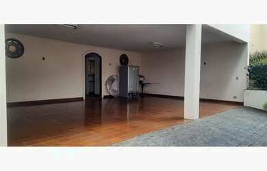 Imagem: A casa possui 4 Dormitórios, 5 Banheiros, 271m² de Área e