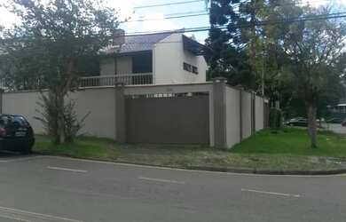 Imagem: A casa possui 3 Dormitórios, 2 Banheiros, 169m² de Área e