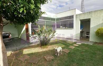 Imagem: A casa possui 3 Dormitórios, 1 Banheiro, 4 Vagas na garagem