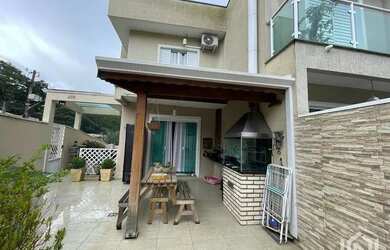 Imagem: A casa em condomínio possui 4 Dormitórios, 3 Banheiros, 2