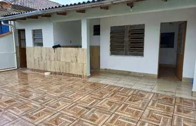 Imagem: A casa possui 2 Dormitórios, 1 Banheiro, 2 Vagas na garagem