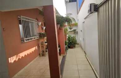 Imagem: A casa possui 3 Dormitórios, 2 Banheiros, 1 Vaga na garagem