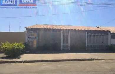 Imagem: A casa possui 4 Dormitórios, 2 Banheiros, 2 Vagas na garagem