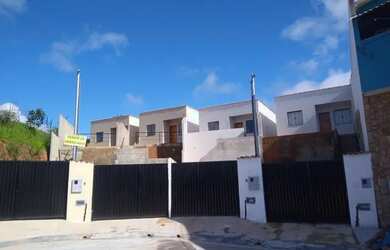 Imagem: A casa possui 2 Dormitórios, 1 Banheiro, 2 Vagas na garagem