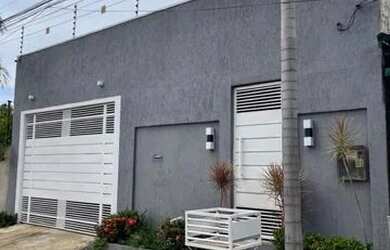 Imagem: A casa possui 3 Dormitórios, 2 Banheiros, 2 Vagas na garagem