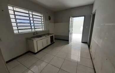 Imagem: A casa possui 4 Dormitórios, 2 Banheiros, 2 Vagas na garagem