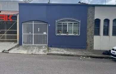 Imagem: A casa possui 2 Dormitórios, 1 Banheiro, 1 Vaga na garagem