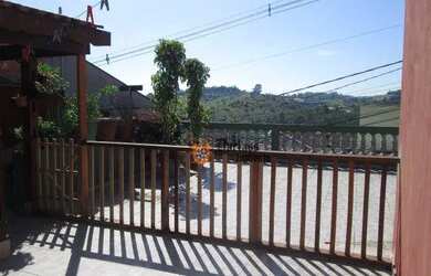 Imagem: A casa possui 3 Dormitórios, 2 Banheiros, 5 Vagas na garagem