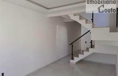 Imagem: A casa possui 3 Dormitórios, 3 Banheiros, 2 Vagas na garagem