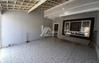 Imagem: A casa possui 3 Dormitórios, 1 Banheiro, 2 Vagas na garagem