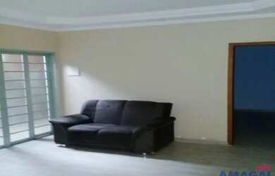 Imagem: A casa possui 2 Dormitórios, 1 Banheiro, 2 Vagas na garagem