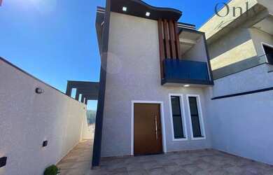 Imagem: A casa possui 3 Dormitórios, 4 Banheiros, 2 Vagas na garagem