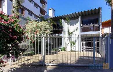 Imagem: A casa possui 4 Dormitórios, 3 Banheiros, 2 Vagas na garagem