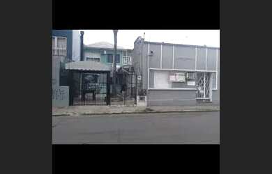 Imagem: A casa possui 3 Dormitórios, 2 Banheiros, 1 Vaga na garagem