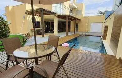 Imagem: A casa em condomínio possui 5 Dormitórios, 4 Banheiros, 4