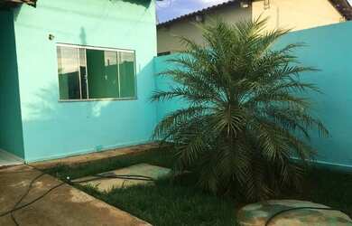 Imagem: A casa possui 3 Dormitórios, 2 Banheiros, 2 Vagas na garagem