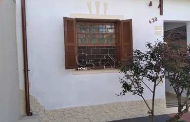 Imagem: A casa possui 3 Dormitórios, 1 Banheiro, 2 Vagas na garagem