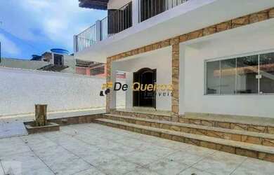 Imagem: A casa possui 3 Dormitórios, 1 Banheiro, 4 Vagas na garagem