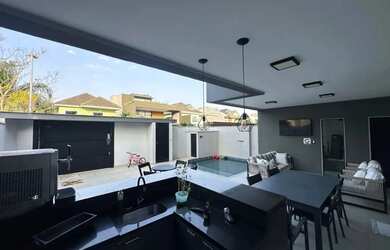 Imagem: A casa em condomínio possui 5 Dormitórios, 5 Banheiros, 1