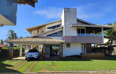 Imagem: A casa possui 5 Dormitórios, Acomodam 11 pessoas, 5 Vagas na