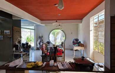 Imagem: A casa possui 3 Dormitórios, 3 Banheiros, 4 Vagas na garagem