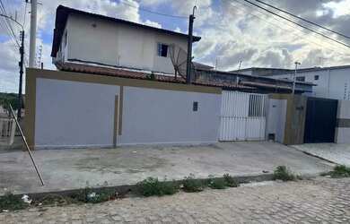 Imagem: A casa possui 2 Dormitórios, 2 Banheiros, 2 Vagas na garagem