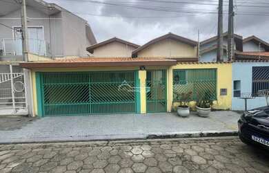 Imagem: A casa possui 3 Dormitórios, 2 Banheiros, 2 Vagas na garagem