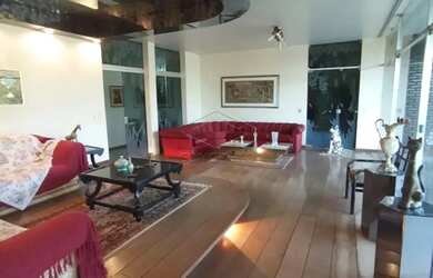 Imagem: A casa possui 4 Dormitórios, 5 Banheiros, 4 Vagas na garagem