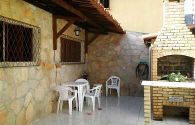 Imagem: A casa possui 2 Dormitórios, Acomodam 5 pessoas, 2 Vagas na