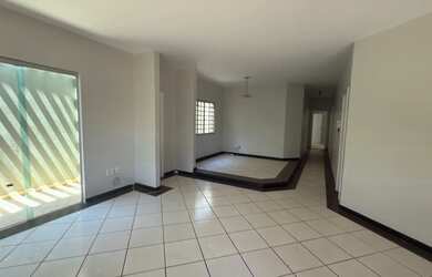 Imagem: A casa possui 3 Dormitórios, 3 Banheiros, 3 Vagas na garagem