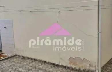 Imagem: A casa possui 4 Dormitórios, 3 Banheiros, 2 Vagas na garagem