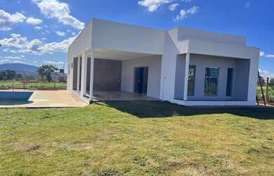 Imagem: A casa possui 3 Dormitórios, 2 Banheiros, 2 Vagas na garagem