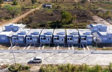 Imagem: A casa possui 2 Dormitórios, 1 Banheiro, 2 Vagas na garagem