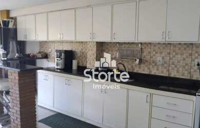 Imagem: A casa possui 3 Dormitórios, 2 Banheiros, 4 Vagas na garagem