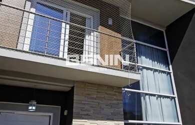 Imagem: A casa possui 3 Dormitórios, 3 Banheiros, 4 Vagas na garagem