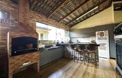 Imagem: A casa possui 4 Dormitórios, 3 Banheiros, 3 Vagas na garagem