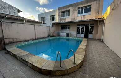 Imagem: O depósito possui 2 Vagas na garagem, 350m² de Área e está