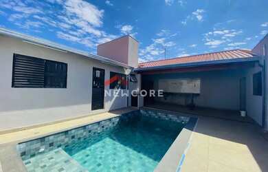 Imagem: A casa possui 4 Dormitórios, 3 Banheiros, 2 Vagas na garagem