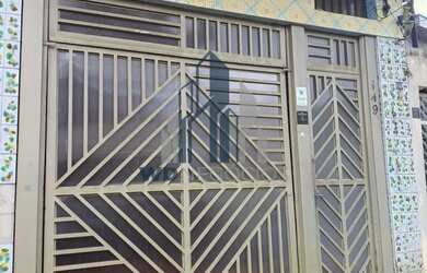 Imagem: A casa possui 3 Dormitórios, 2 Banheiros, 3 Vagas na garagem