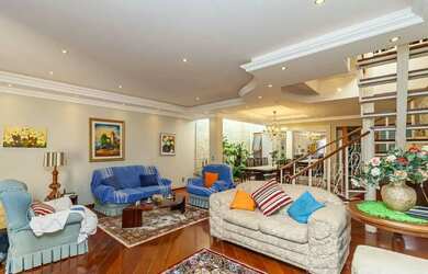 Imagem: A casa possui 4 Dormitórios, 4 Banheiros, 4 Vagas na garagem