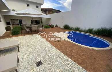 Imagem: A casa possui 3 Dormitórios, 5 Banheiros, 5 Vagas na garagem