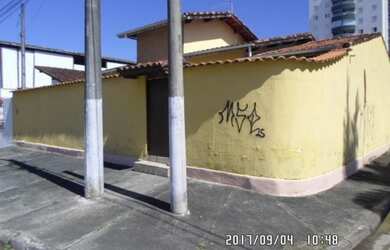 Imagem: A casa possui 3 Dormitórios, 2 Banheiros, 5 Vagas na garagem