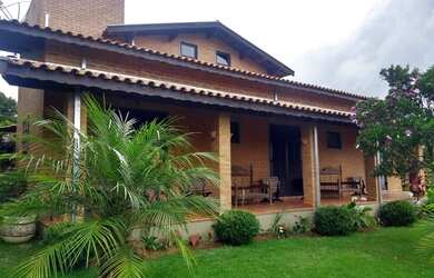 Imagem: A casa possui 4 Dormitórios, 3 Banheiros, 5 Vagas na garagem