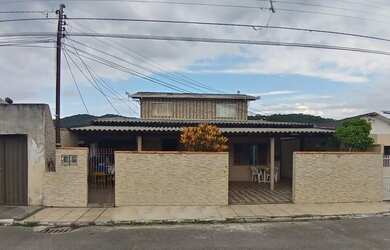 Imagem: A casa possui 3 Dormitórios, 1 Banheiro, 1 Vaga na garagem