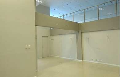 Imagem: O depósito possui 5 Vagas na garagem e 245m² de Área e está