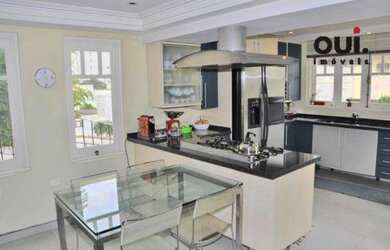 Imagem: A casa possui 4 Dormitórios, 4 Banheiros, 4 Vagas na garagem