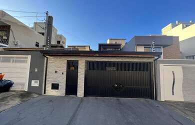 Imagem: A casa possui 3 Dormitórios, 1 Banheiro, 2 Vagas na garagem